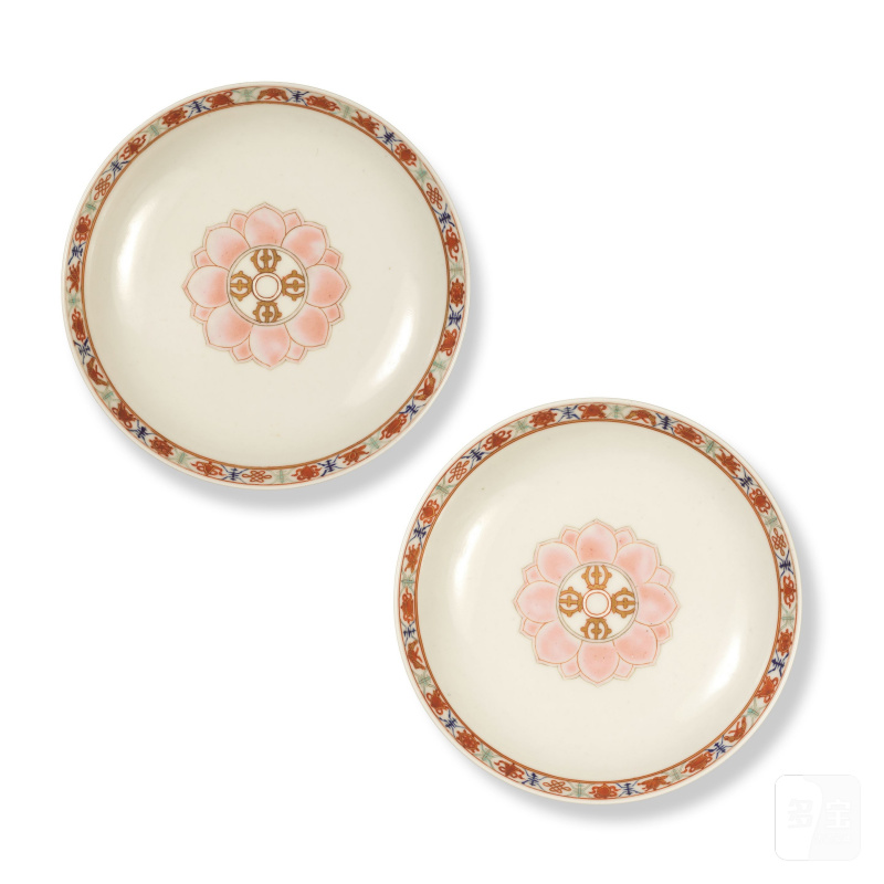 清道光 粉彩七政寶盤一對 礬紅蒙文款 | PAIRE DE COUPELLES EN PORCELAINE DE LA FAMILLE ROSE - 图1
